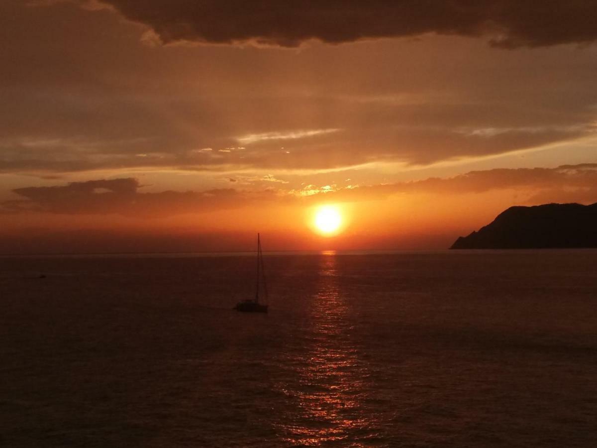 Ca'La Luna - In Centro Con Terrazza Lägenhet Riomaggiore Exteriör bild